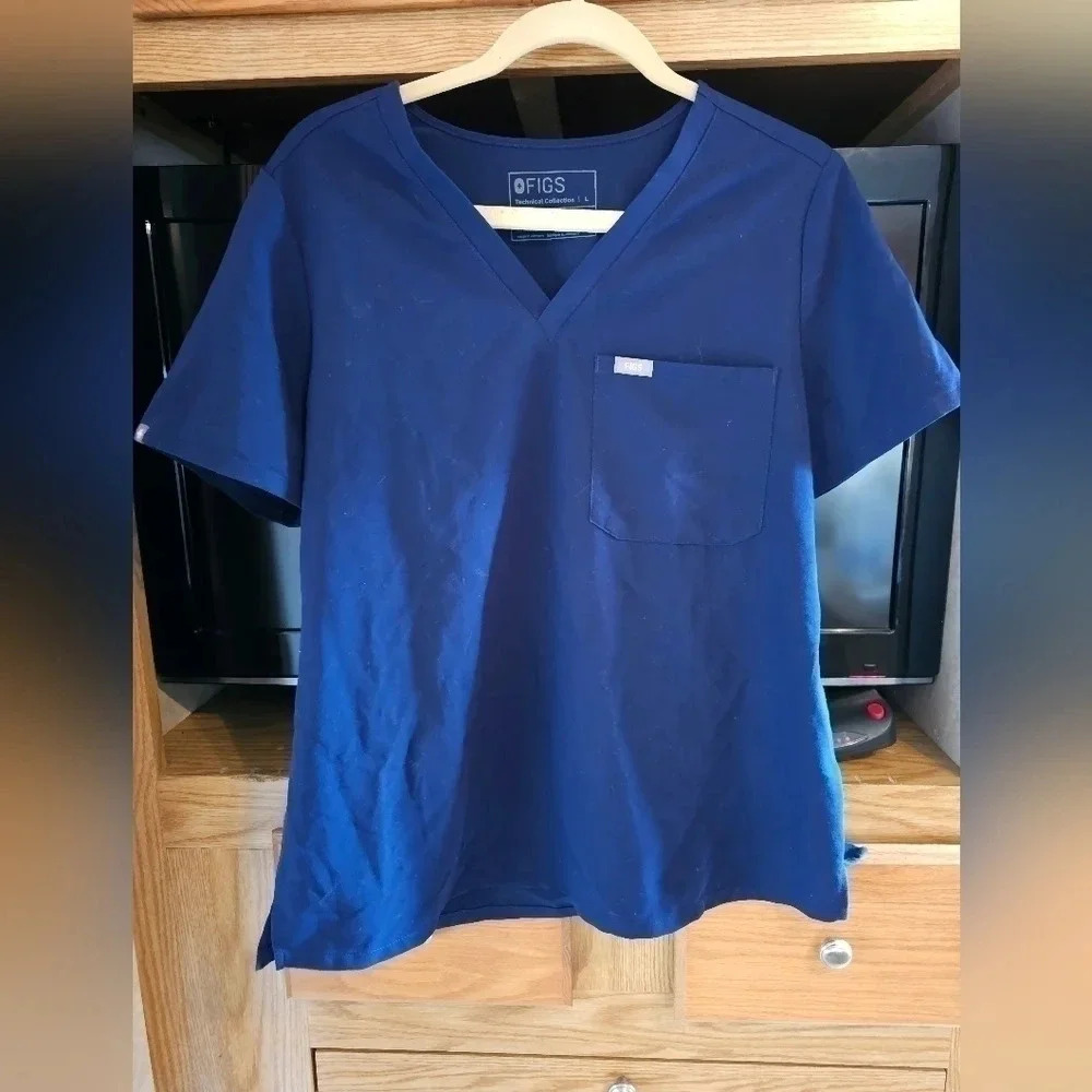 FIGS Technical Collection Scrub Top in Navy Blue sz L